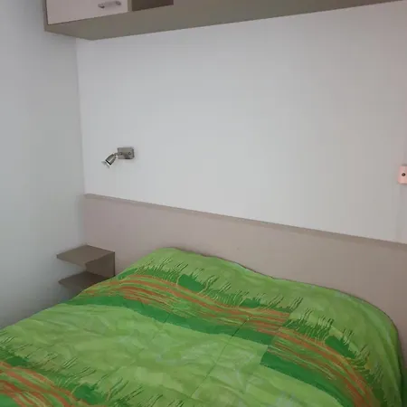 A Avec Piscine Partagee Nyaraló